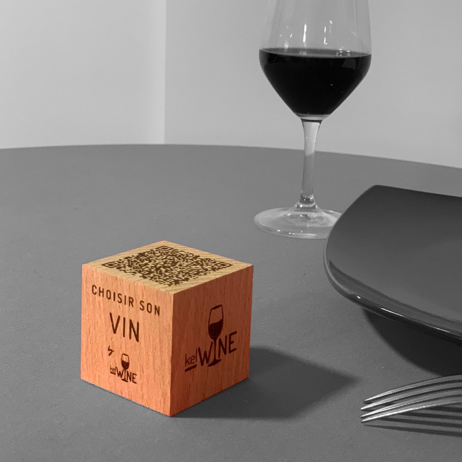 Cube en bois QR code kelWINE sur une table