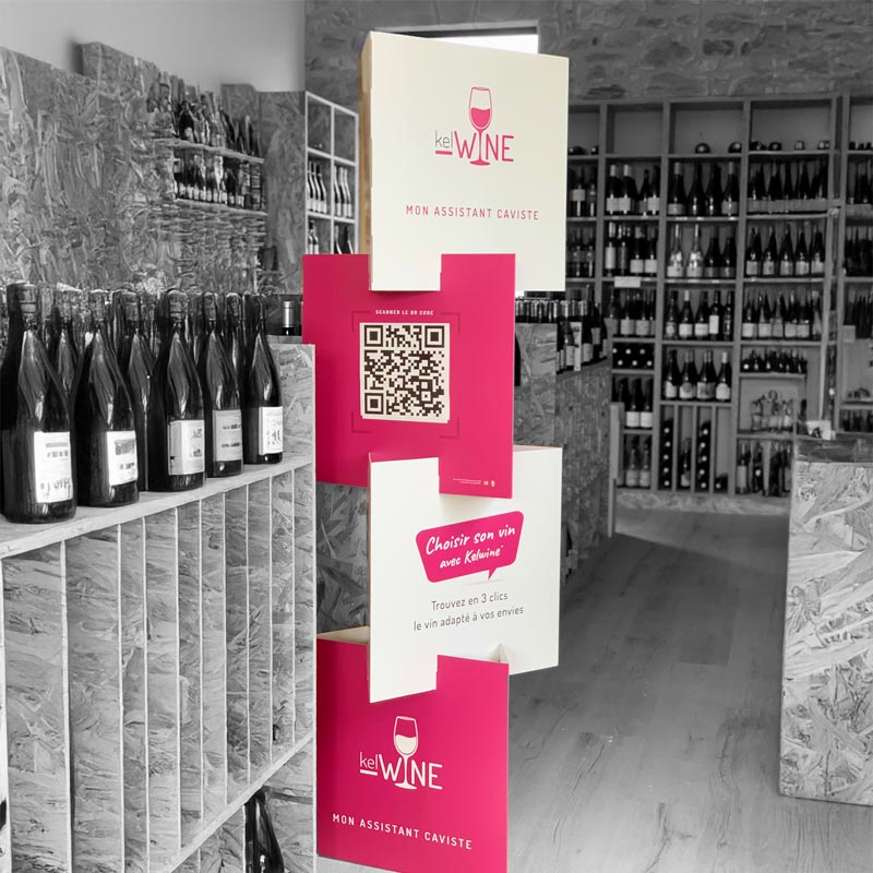 Totem kelWINE chez un caviste
